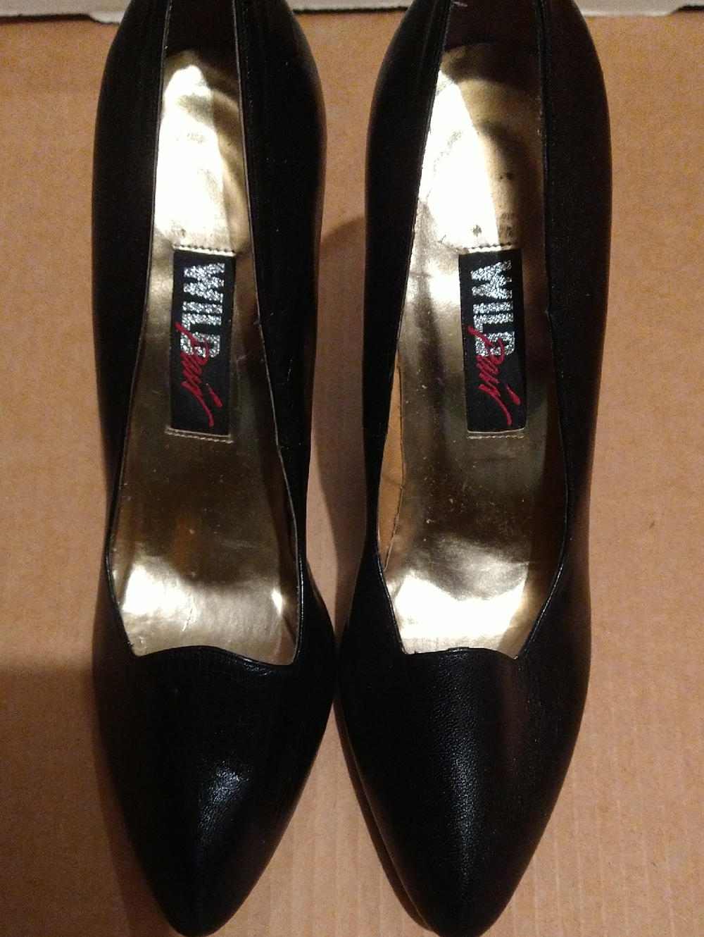 Wild Pair Vintage Black Pointed Toe Leather Pumps with Gold Insole. NWOB
